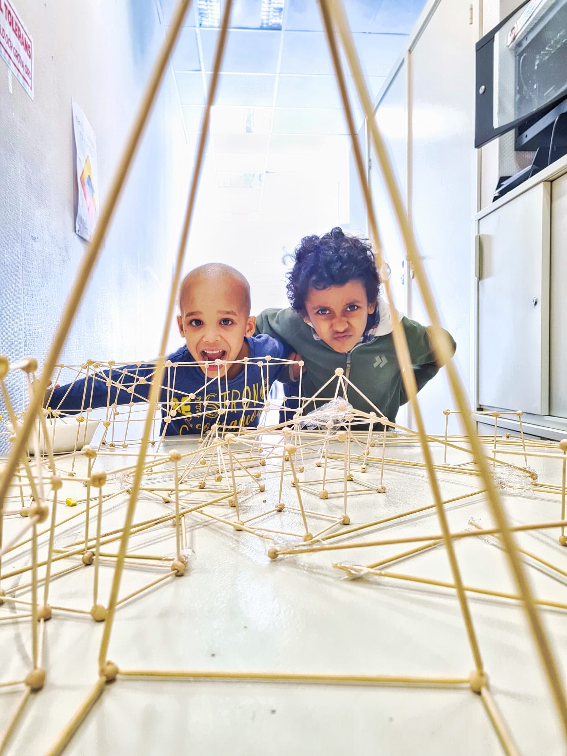 Elever bygger geometriska figurer